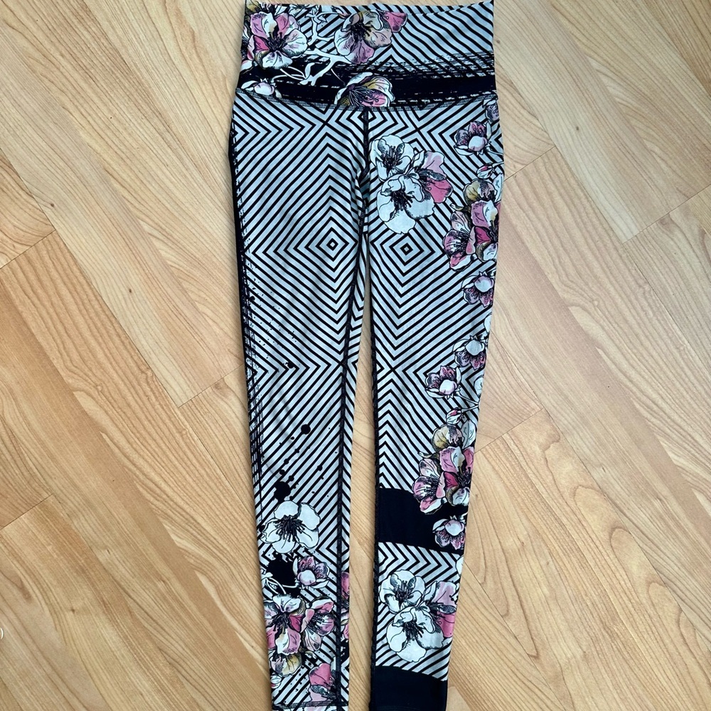 Niyama Sol Cherry Blossom Barefoot Leggings size Medium